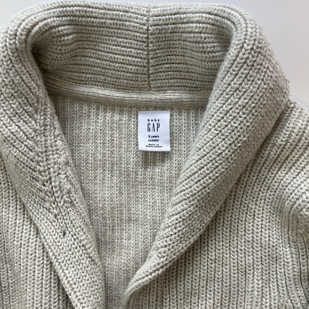 Boys button up Gap sweater. Size 5T. 🤍
